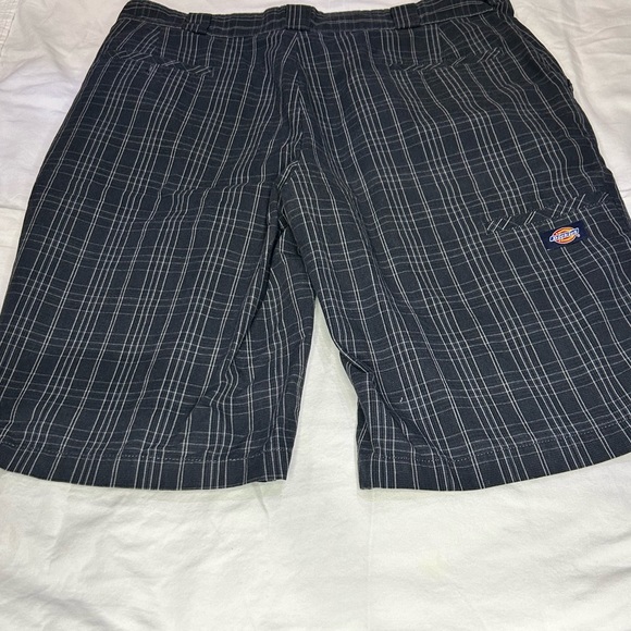 Dickie Shorts size:38 inseam: 13’ - Picture 4 of 6
